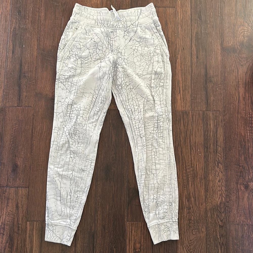Lululemon Warm Down Jogger 7/8 length. Size 6. Thread dye white black. Like new!